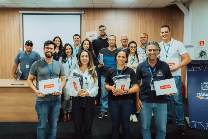 Prefeitura de Itabirito realiza entrega de tablets a servidores da Saúde