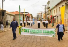 Desfile de 7 de Setembro reúne escolas e comunidade de Santa Bárbara