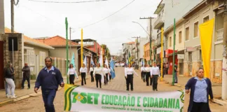 Desfile de 7 de Setembro reúne escolas e comunidade de Santa Bárbara