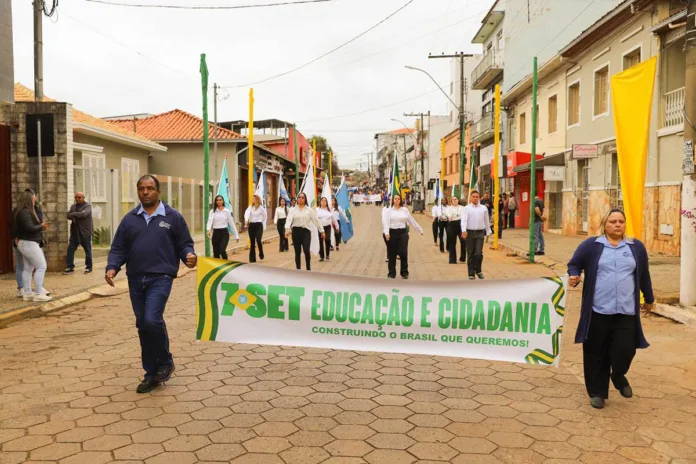 Desfile de 7 de Setembro reúne escolas e comunidade de Santa Bárbara