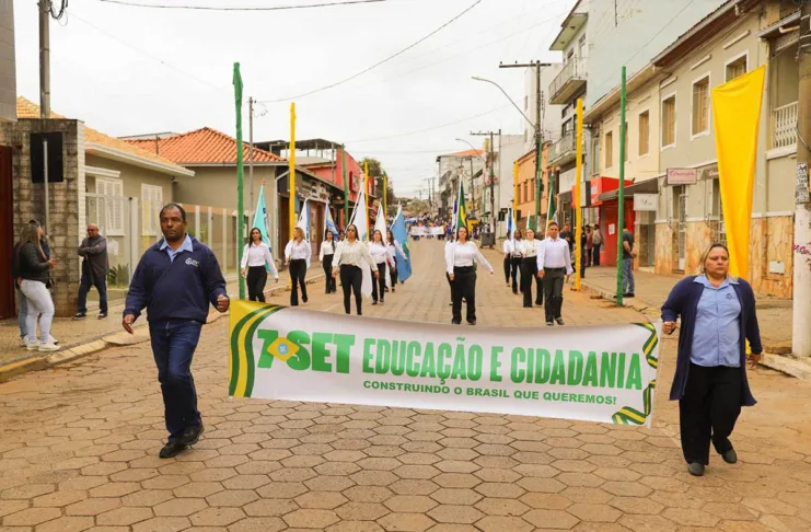 Desfile de 7 de Setembro reúne escolas e comunidade de Santa Bárbara Desfile de 7 de Setembro reúne escolas e comunidade de Santa Bárbara