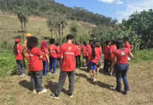Bombeiros Mirins conhecem sistema agroflorestal em São Gonçalo do Rio Abaixo