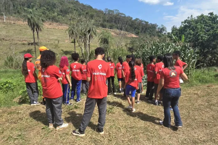 Bombeiros Mirins conhecem sistema agroflorestal em São Gonçalo do Rio Abaixo