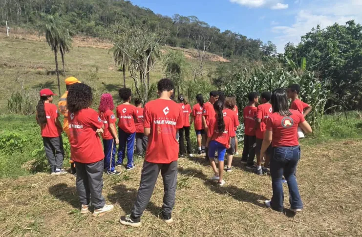 Bombeiros Mirins conhecem sistema agroflorestal em São Gonçalo do Rio Abaixo