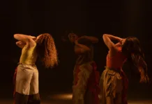 “Isso é um poema que transborda” propõe dança para não ser vista Espetáculo propõe dança acessível e convida público a experimentar o movimento além da visão