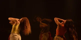 “Isso é um poema que transborda” propõe dança para não ser vista Espetáculo propõe dança acessível e convida público a experimentar o movimento além da visão