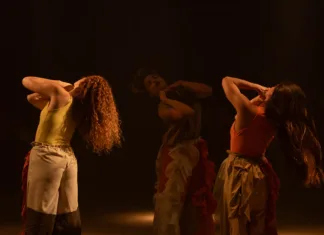 “Isso é um poema que transborda” propõe dança para não ser vista Espetáculo propõe dança acessível e convida público a experimentar o movimento além da visão