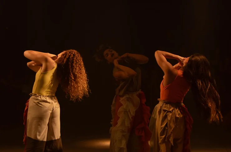 “Isso é um poema que transborda” propõe dança para não ser vista Espetáculo propõe dança acessível e convida público a experimentar o movimento além da visão