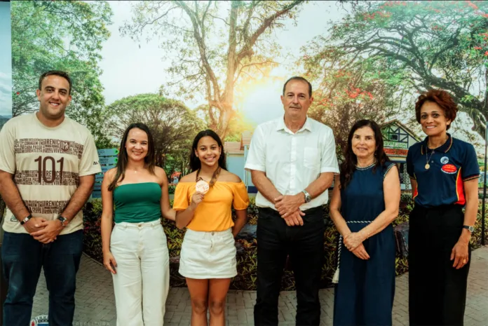 Visita de campeã nos Jogos Escolares Brasileiro (1) copiar Prefeitura recebe visita de atleta de Itabirito campeã de taekwondo nos Jogos Escolares Brasileiros